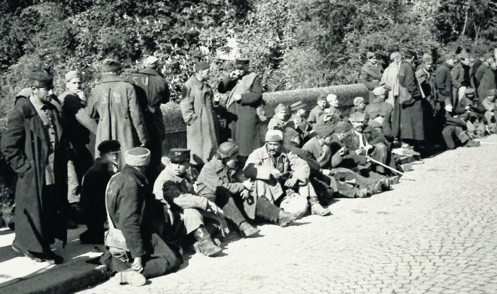 Zwangsarbeiter warten auf der Rheinbrücke bei Rheinfelden auf den Übertritt in die Schweiz. Fotos: Fricktaler Museum Rheinfelden