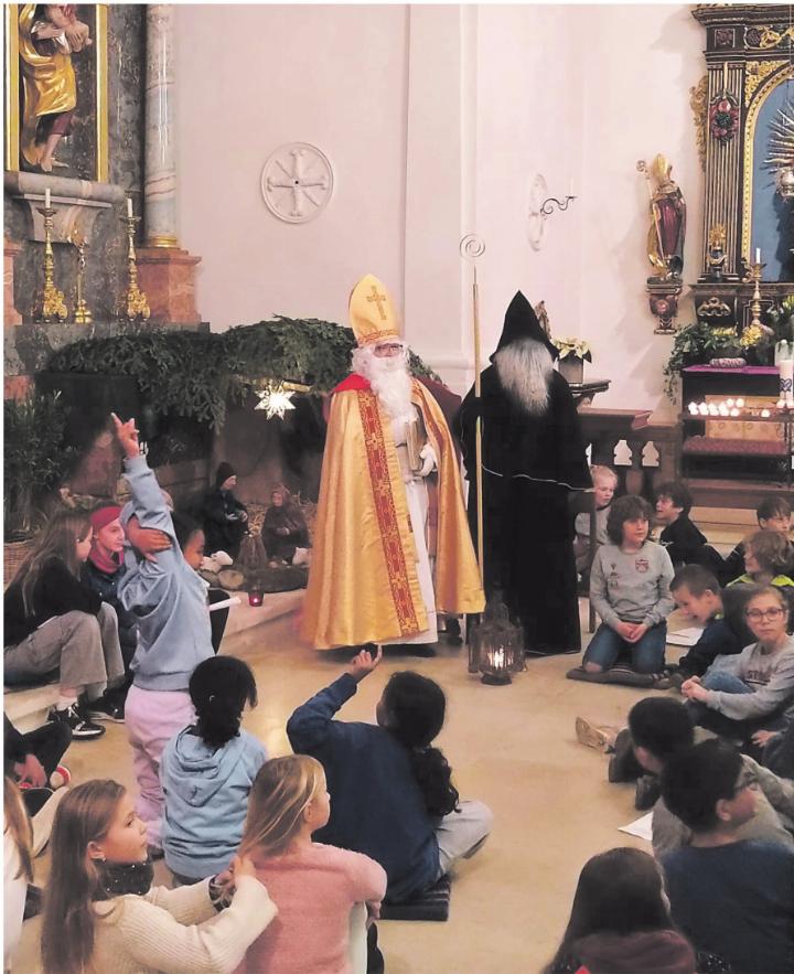 Der Samichlaus mit Schmutzli in der katholischen Kirche in Frick. Foto: zVg