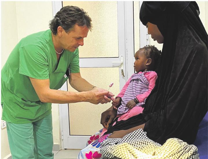 Tibor Horvath bei der Sichtung und Einschätzung der Patienten in der Klinik in Gambia. Foto: Horvath