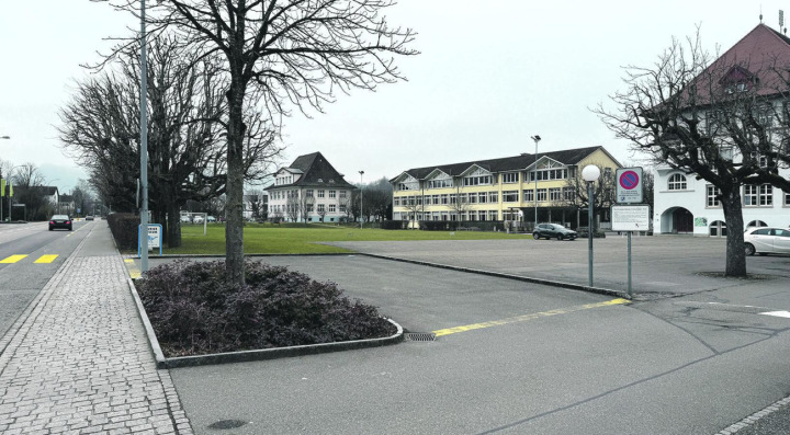 Das Bild vom Dienstagmorgen, kurz nach 10 Uhr trügt. Vor Schulbeginn und bei Schulschluss reiht sich vor der Primarschule in Frick Auto an Auto. Foto: Simone Rufli