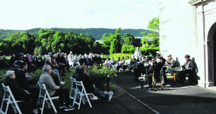 Die «N’Awlins Six» spielten vor der Kirche. Foto: zVg
