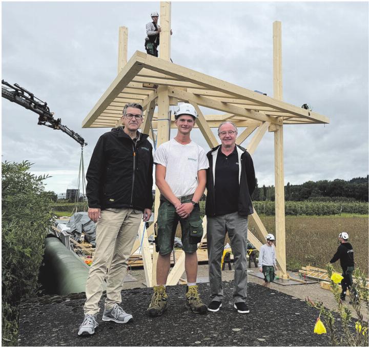 Jürgen Felber (von links), Kai Lüdi und Christoph Grenacher vor dem noch unfertigen Sisslerfeld-Aussichtsturm. Foto: Susanne Hörth