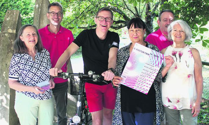 Am schnellsten erreicht man die Veranstaltungsorte per Velo. Im Bild, die Organisatoren des dritten Kultur-Trips: Hedy Stalder, Roger Furrer, Philipp Weiss, Margot Reimann, Jos Bovens und Brigitte Asti. Foto: Karin Pfister