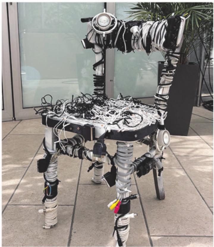 Erste Stühle wurden kreativ geschmückt.