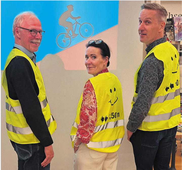 Warnwesten erhöhen die Sicherheit für Velofahrer, hier demonstriert von Gerhard Zenke (links), Béa Bieber und Wolfgang Zesch. Foto: zVg