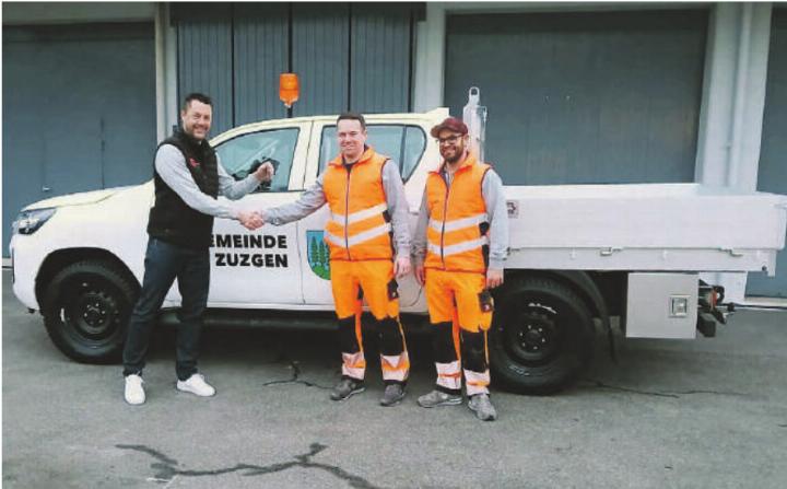 Roger Buess von der Garage Wirz AG übergibt Alain Stalder und Nico Lützelschwab den Schlüssel. Foto: zVg