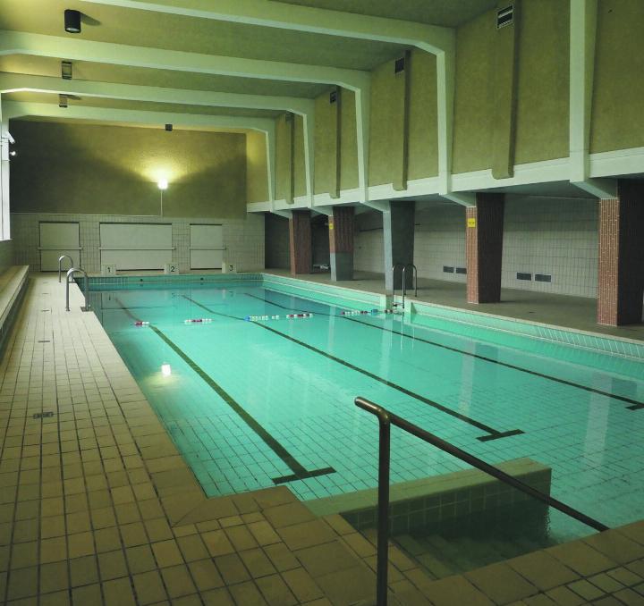 Noch erfüllt es seinen Zweck; aber man sieht ihm sein Alter von 67 Jahren an: das Hallenbad in Badisch-Rheinfelden. Foto: Boris Burkhardt