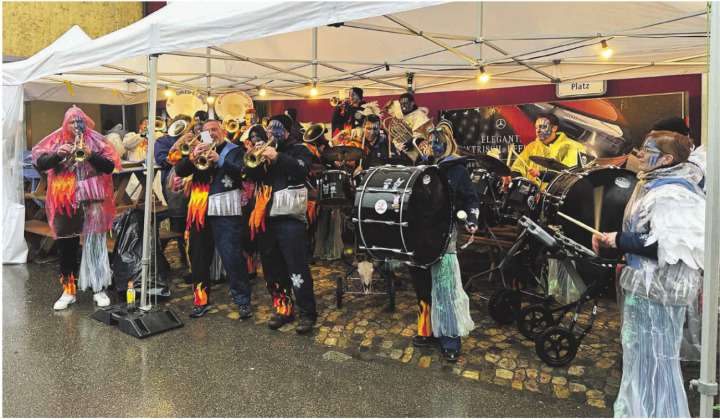 Die Chriesichlöpfer aus Wölflinswil spielten tapfer gegen Wind und Wetter an. Foto: Sonja Fasler