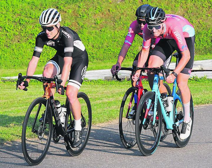 Auch vor dem letzten Abendrennen führt Iwan Hasler die Saisonwertung an. Einer der Verfolger, der ihm noch gefährlich werden könnte, ist Leandro Schleuniger von der Fricktaler Sportgruppe Obor-Bike. Fotos: Neli Widmer