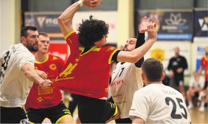 Sadok Ben Romdhane, hart bedrängt von der Gossauer Abwehr. Foto: Christine Steck