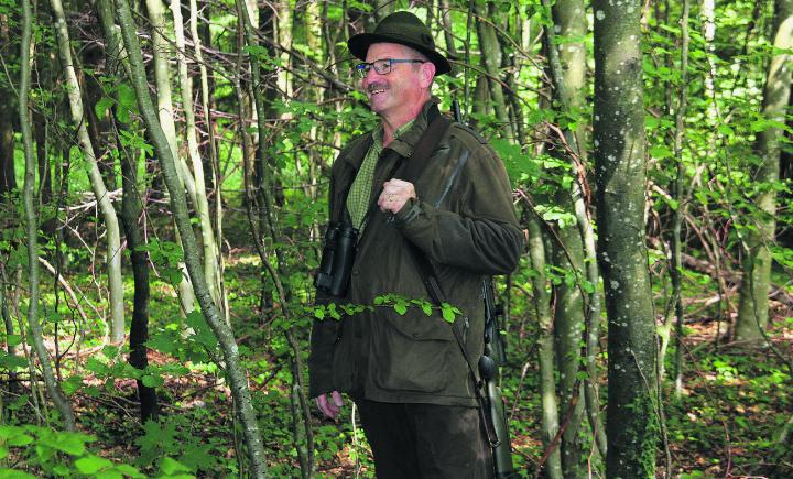 Gilbert Binkert ist gerne im Wald. Foto: Hans Zemp