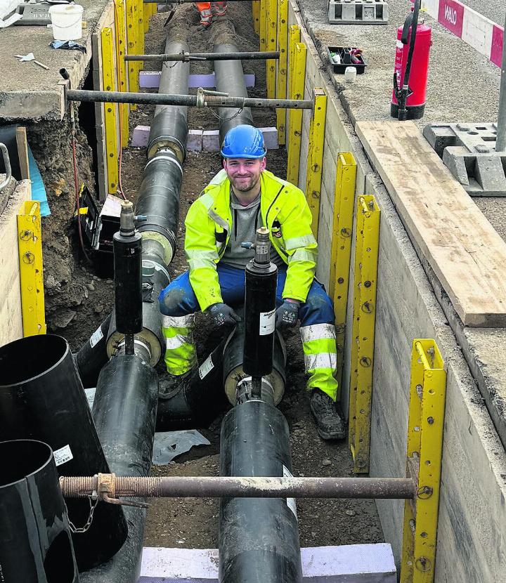 Was gibt es Schöneres, als wenn die Arbeit Freude macht. Leitungsbau an der Schulstrasse in Frick. Foto: Simone Rufli