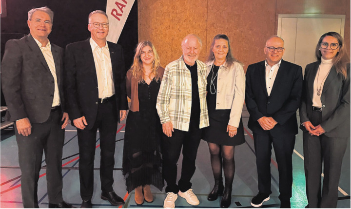 Peter Müller (von links), Hans-Jürg Fischer, Nina Reber, Peter Reber, Corinne Lenzin, Andreas Oeschger und Michaela Müller. Foto: zVg