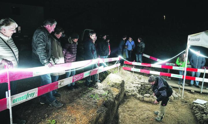 Archäologin S. Cox erklärt die raffinierte Steinbautechnik der Römer.