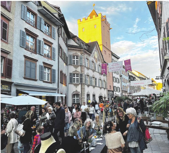 Da war was los: Die Gassen wurden zur Festmeile. Foto: Valentin Zumsteg