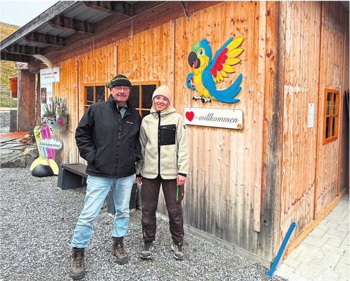 Rolf Lanz und Noemi Appert vor dem zurzeit noch nicht isolierten Beizli. Foto: Susanne Hörth Rolf Lanz und Noemi Appert vor dem zurzeit noch nicht isolierten Beizli. Foto: Susanne Hörth