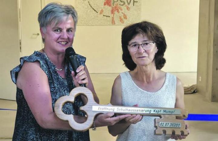 Gemeindeammann Eveline Güntert (links) und Schulleiterin Hilde Schönmann anlässlich der Schlüsselübergabe Foto: zVg