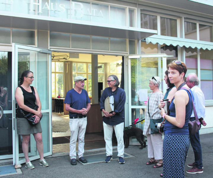 Architekturhistorikerin Isabel Haupt und Walter Küng, Regisseur und Autor der diesjährigen Aufführung des Lehrertheaters Möhlin, begrüssen die Gäste zu einem architekturhistorischen Spaziergang durchs Bata-Areal. Foto: Cornelia Thürlemann