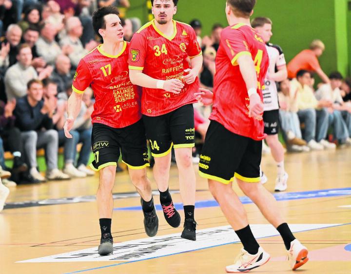 Schlussphase: Grandi, Berisha und Ceppi freuen sich gemeinsam, der Sieg ist greifbar. Foto: Christine Steck Schlussphase: Grandi, Berisha und Ceppi freuen sich gemeinsam, der Sieg ist greifbar. Foto: Christine Steck