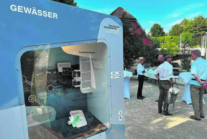 Bis am 11. August ist die Ausstellung auf dem Idi-Furrer-Platz zu Gast. Am Dienstag wurde die Vernissage gefeiert. Foto: vzu
