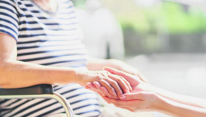 Im Jahr 2024 waren es noch etwas über 4800, bis ins Jahr 2050 geht man von über 12 700 Personen aus, die im Fricktal leben und achtzig und älter sind. Die Zahl Pflegebedürftiger wird mit dem Wachstum steigen. Foto: iStock