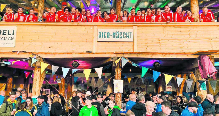 Garstiges Wetter, positive Stimmung: Herznach-Uekens Turnschar feierte. Foto: zVg