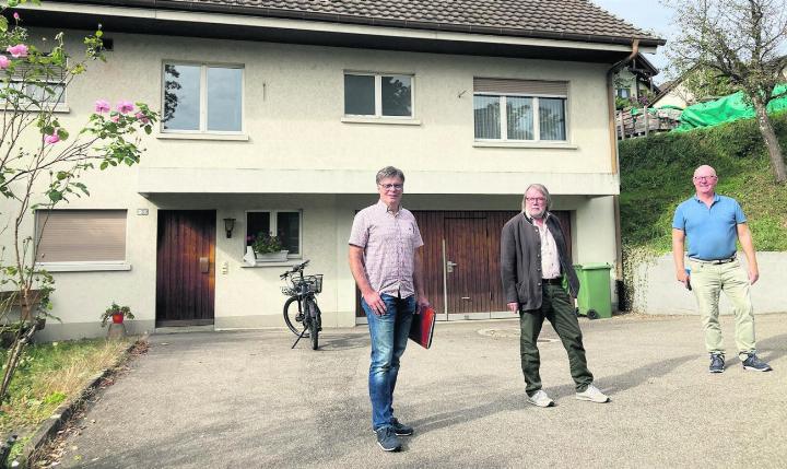 Roger Sprenger (von links), Peter Haller und André Schreyer vor der Liegenschaft Juchstrasse 3. Die Gemeinde will die Immobilie samt Umschwung kaufen. Foto: Ronny Wittenwiler