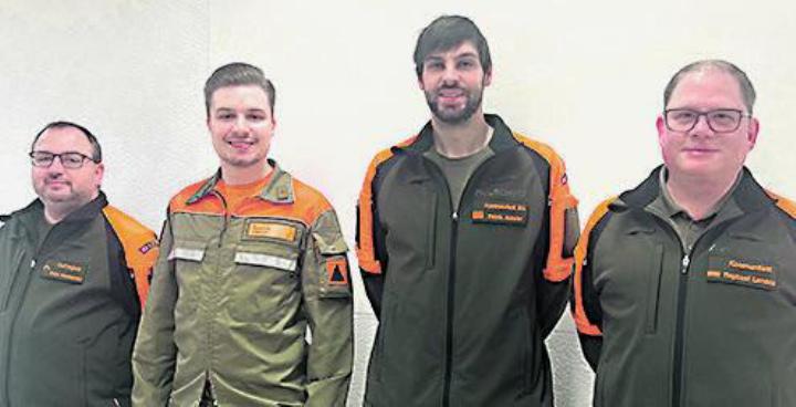 Die Beförderten (von links): Kpl Peter Haussener, Kpl Dominik Cadruvi und Hptm Patrik Amsler mit Kommandant Maj Raphael Lemblé. Foto: zVg