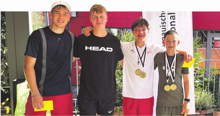 Leon Furrer (von links) und Simon Bringold gratulieren Diego Von der Weid und Silas Tran zum Aargauer Meistertitel 2025 in der Doppelkonkurrenz U18. Foto: zVg