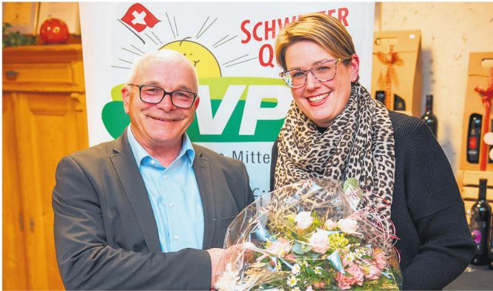 Präsident Andy Steinacher dankt Désirée Stutz, welche zur Gerichtspräsidentin gewählt wurde und daher als Grossrätin zurücktritt. Foto: zVg