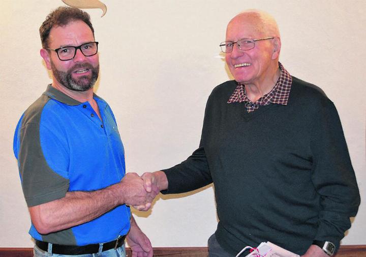 Ehrenpräsident Dani Hochreuter (links) gratuliert Ehrenpräsident Rolf Brogle zu seinem 70-Jahre-Jubiläum. Foto: zVg