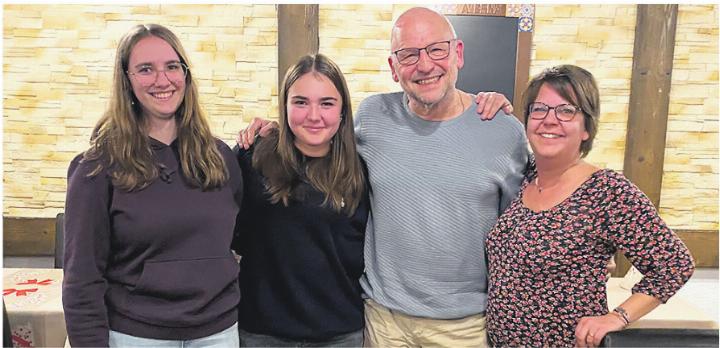 Neumitglieder mit Dirigent: Irina Mathis (von links), Levina Bär, Markus Würsch und Eveline Stocker. Foto: zVg