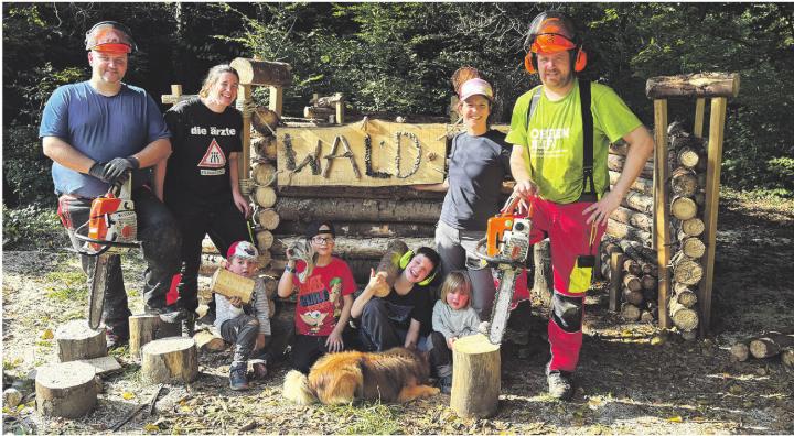 Das Bauteam (von links): Ruwen und Nadine Bähler, Marvin Schmid, Nick und Ronny Bähler sowie Lorena, Sabrina und Matthias Schmid. Es fehlt Markus Sinner. Fotos: Susanne Hörth