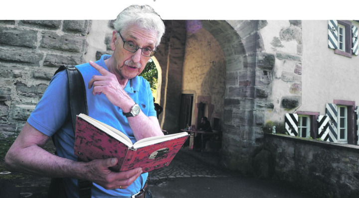 Lokalhistoriker Martin Birken hat zum Bauernkrieg auf Schloss Beuggen recherchiert: Die Befestigung mit dem heute vorhandenen Tor wurde wohl als Reaktion auf den Aufstand gebaut. Foto: Boris Burkhardt
