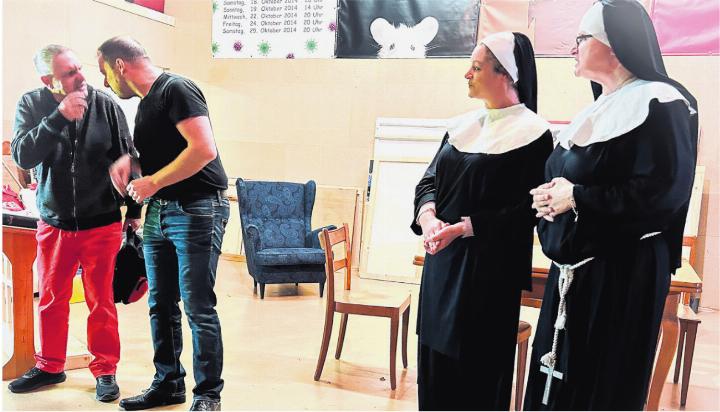 Da prallen zwei Welten aufeinander: Die Ganoven Nick (Hansjörg Adler) und Jack (Andreas Schönmann) sowie Schwester Oberin Genista (Lili Müller) und Schwester Culina (Chrigi Reicher). Foto: Janine Tschopp