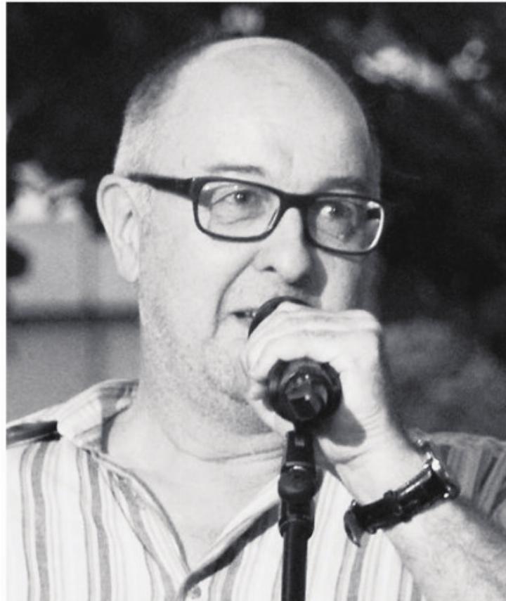 Rolf Suter führt durch den Poetry Slam-Abend. Foto: zVg