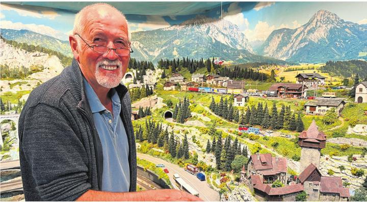 Peter Fleig hat tausende Stunden in seine Modelleisenbahn-Anlage gesteckt. Unzählige Details laden zum Staunen und zum Schmunzeln ein. Fast täglich beschäftigt er sich mit seiner Bergwelt im Miniformat. Fotos: Valentin Zumsteg
