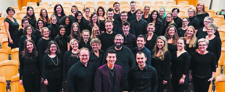 Die verantwortlichen für «The Christmas Project» (erste Rheihe von links): Dave Scheidegger (Dirigent), Joel Goldenberger (Musiker) und Noah Stritt (Projektleiter) mit dem Projekt-Chor 2023. Foto: zVg