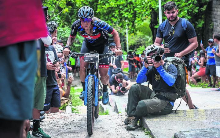 Enorme Leistung von Irina Lützelschwab: hier am Brasil Ride, wo sie stürzt, sich die Hand bricht – und aufs Podest fährt. Foto: zVg