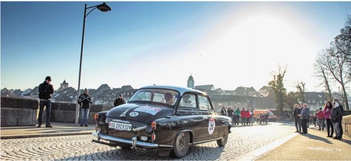 Die Auto-Klassiker dürfen über die alte Rheinbrücke fahren. Foto: zVg
