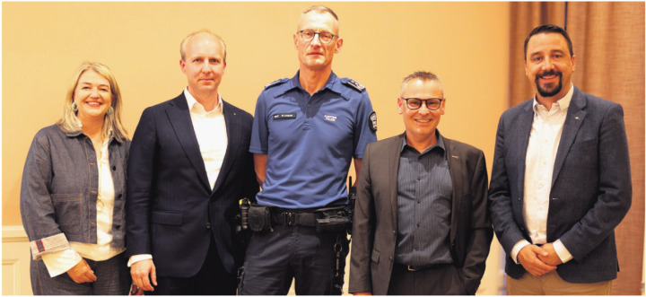 Am Wirtschaftstreffen der FDP stand das Thema Sicherheit im Fokus: Gaby Gerber (links), Niklaus Leemann (Moderator), Michael Leupold (Kommandant Kantonspolizei Aargau), Adrian Schulthess (Staatsanwalt) und Bruno Tüscher. Foto: jtz