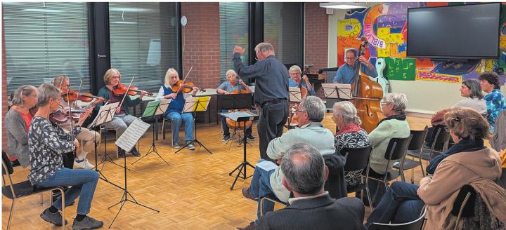 Die Versammlung wurde mit einer Darbietung des Erwachsenen-Streichensembles unter der Leitung von Robert Walker eröffnet. Foto: zVg Die Versammlung wurde mit einer Darbietung des Erwachsenen-Streichensembles unter der Leitung von Robert Walker eröffnet. Foto: zVg