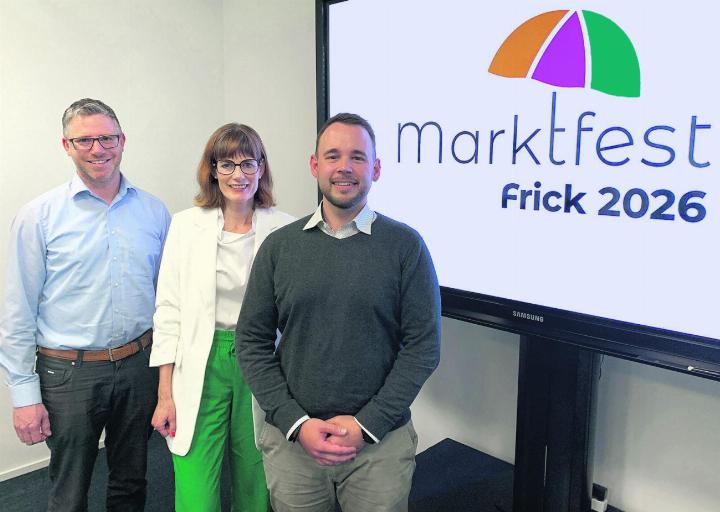 OK-Mitglied Fabian Friedli (von links), Grafikerin Nicole Schnetzler und OK-Präsident Andreas Bürgi informierten über den Stand der Vorbereitung für das Marktfest 2026 in Frick. Foto: Simone Rufli