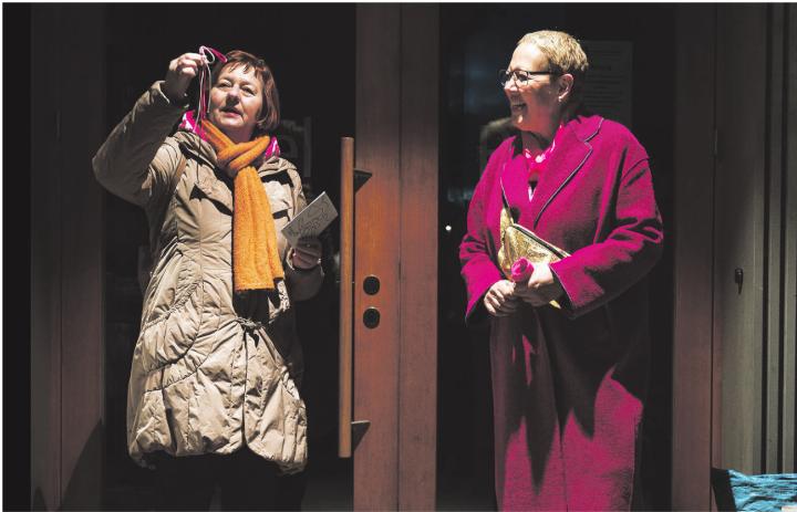 Brigitte Rüedin erklärt die Symbolik ihres Geschenks an die Stadtpräsidentin Claudia Rohrer. Foto: zVg