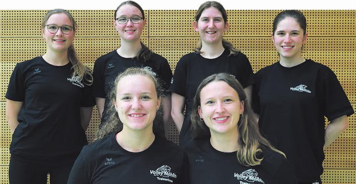 Drei Geschwisterpaare sind bei Volley Möhlin als Trainerinnen im Einsatz: Nadine (hinten, von links) und Marina Wunderlin, Vanessa und Rebecca Frey; vorne: Analea (links) und Selina Apelt. Foto: Regula Rügge