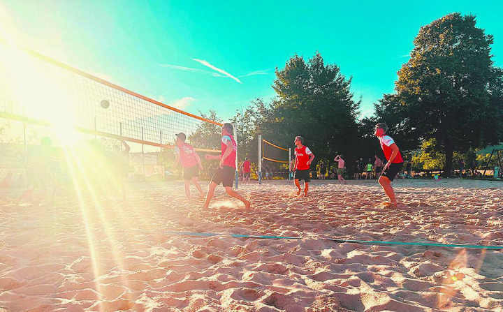 Über 30 Teams spielten Beachvolleyball. Foto: zVg