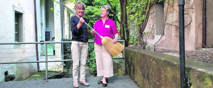 Gertrud Häseli, Wittnau überreicht der Geschäftsführerin Anita Schwarb, Aarau, einen Besen, im Flug sollen die gesteckten Ziele erreicht werden. Foto: zVg