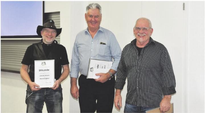 Die Geehrten: Jürgen Trüssel (von links), Paul Meng und Toni Ries. Foto: zVg