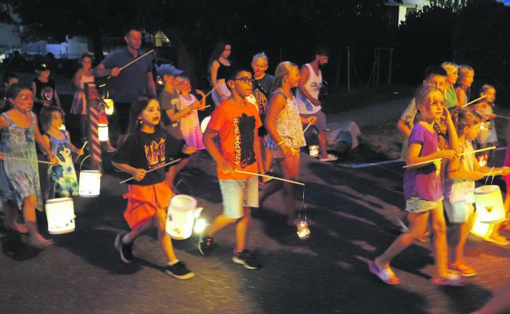 Für besondere Momente sorgt jeweils der Lampionumzug. Foto: Archiv NFZ
