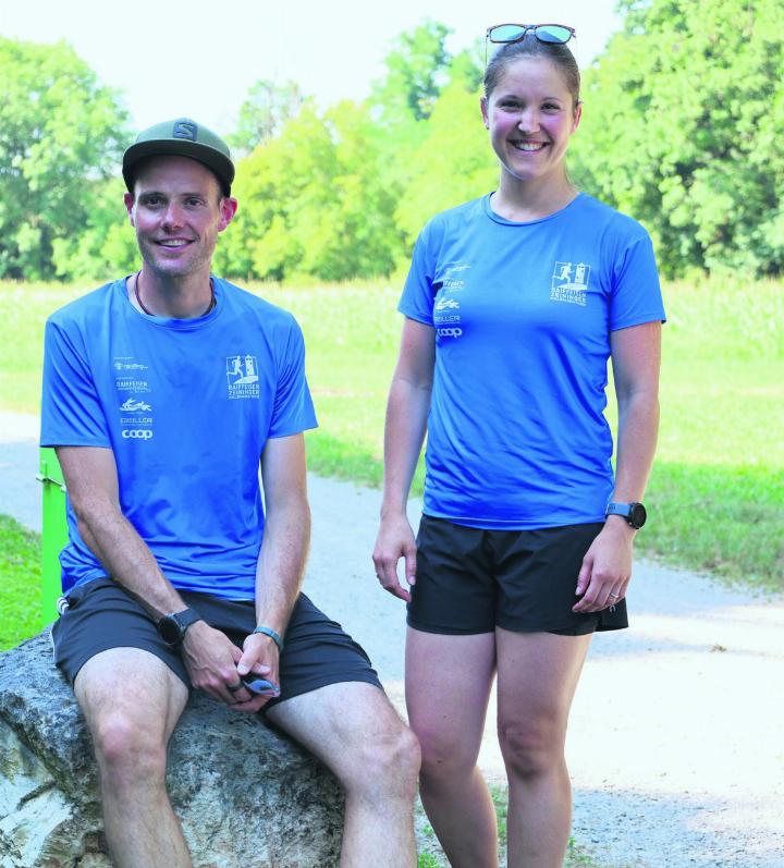 Reto und Celina Kuoni bilden zusammen mit Kolleginnen und Kollegen des Turnvereins Zeiningen das OK des Zeininger Halbmarathons. Hier stehen sie auf der Laufstrecke, ein paar Meter vom Zeininger Blockhaus entfernt. Foto: Janine Tschopp